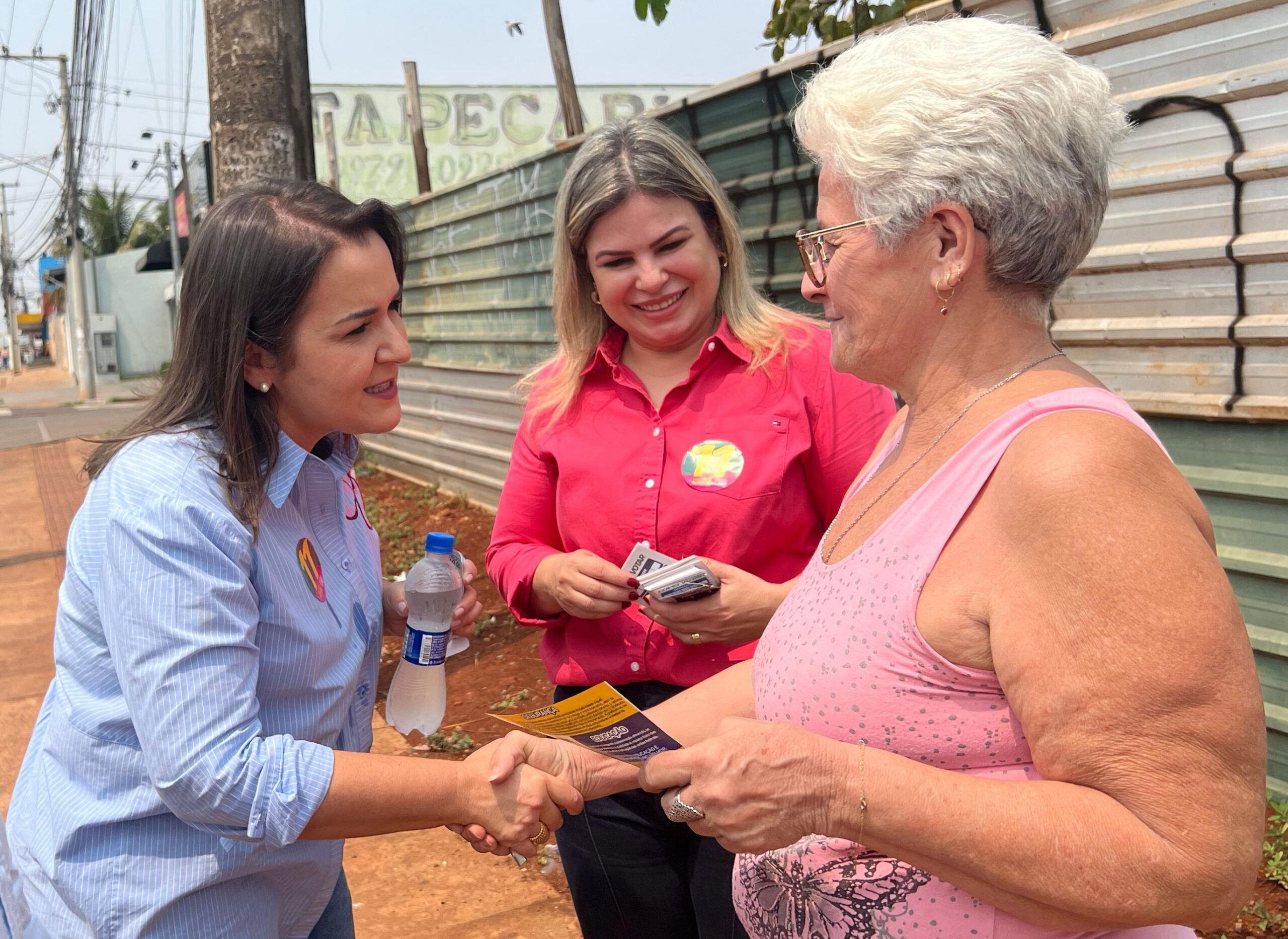 Prefeita Adriane (PP) visita comércio e apresenta propostas de melhorias a moradores do Aero Rancho